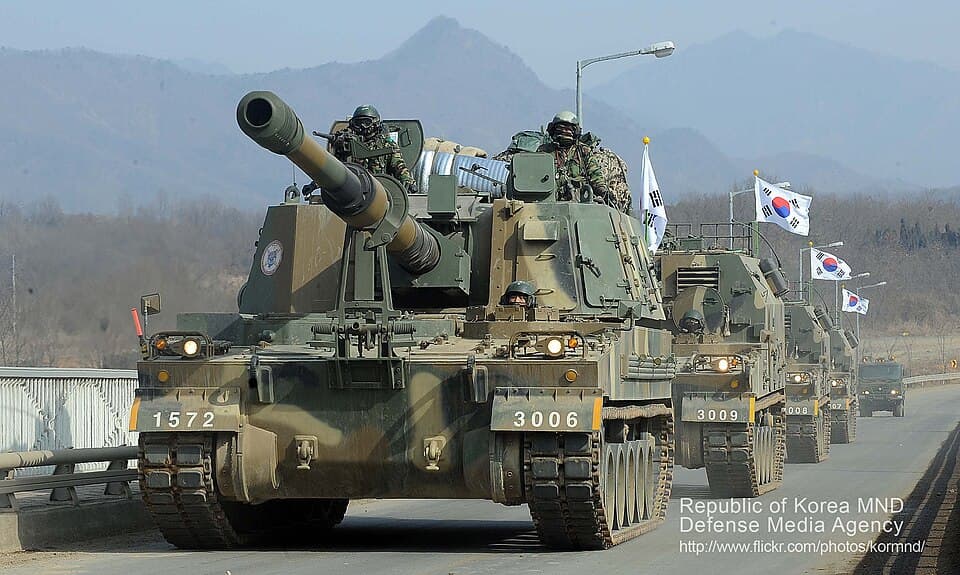 2010 국방화보 Rep. of Korea, Defense Photo Magazine 육군6포병여단은 화력 전투임무 수행능력 향상을 위한 K- 9, K-55,포탄사격훈련 및 기동을 실시했다